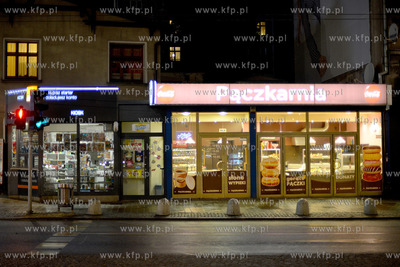 Gdynia. Centrum miasta wieczorowa pora. Nz. Witryny...