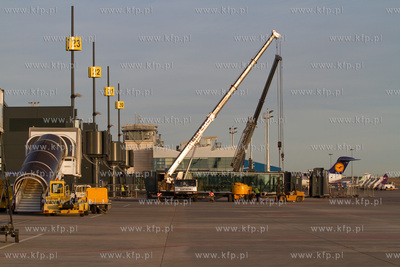 Przymiarka do instalacji rekawow przy terminalu pasazerskim...