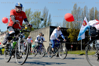 Bialo czerwony peleton pojawil sie 2 maja na ulicach...