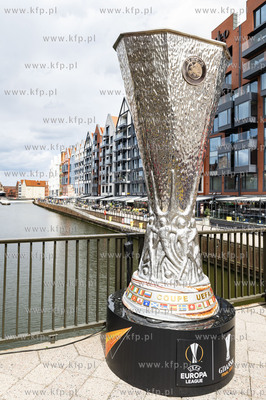 Kibice Manchester United i Villarreal fotografują...