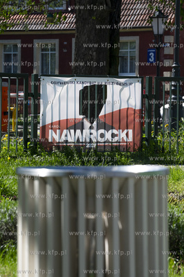 Gdańsk Brzeźno. Pocięty baner wyborczy Karola Nawrockiego....