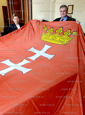 Przewodniczacy Rady Miasta Gdanska Bogdan Oleszek pokazuje...