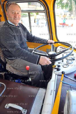 Prezentacja zabytkowego autobusu marki Jelcz popularnego...