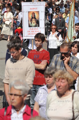Msza Swieta na trasie procesji na placu przed kosciolem...