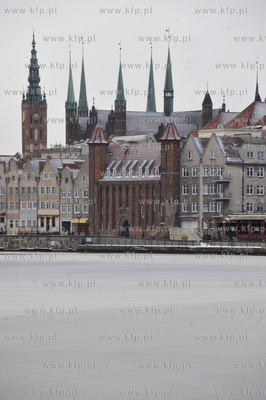 Zimowa zawitala do Gdanska .Nz. zamarznieta Motlawa....