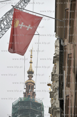 Montaz odrestaurowanego helmu Ratusza Glownego Miasta...