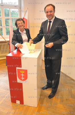 Wyboryparlamentarne 2011. Lokal wyborczy w budynku...