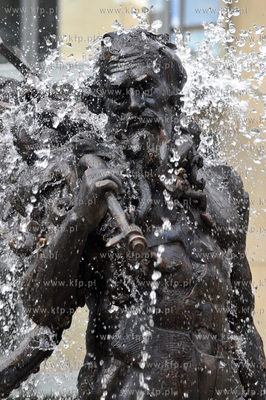 Fontanna Neptuna na dziedzincu Kwartalu Kamienic -...