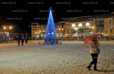 Plac Przyjaciol Sopotu w Sopocie w zimowo nocnej scenerii....
