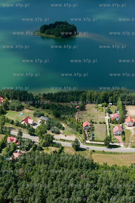 Kaszuby z lotu ptaka. Wyspa na jeziorze Radunskim Gornym...
