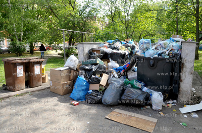 Przepelnione smietniki w Gdansku na ul. Lawniczej między...