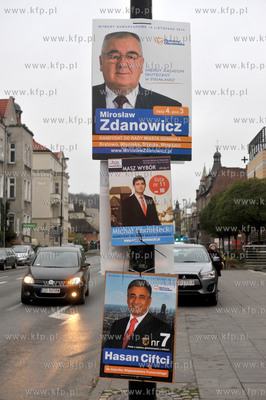 Gdansk Wrzeszcz. Kampania wyborcza do samorzadow. Plakaty...