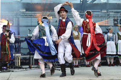 Truskawkobranie na Złotej Górze na Kaszubach. Zespół...