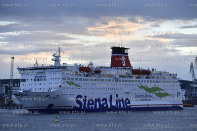 Prom Stena Spirit  linii  Stena Line wychodzi w morze...