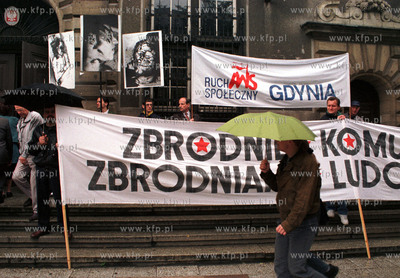 Proces ofiar grudnia '70 15.06.98 fot. Maciej Kosycarz...