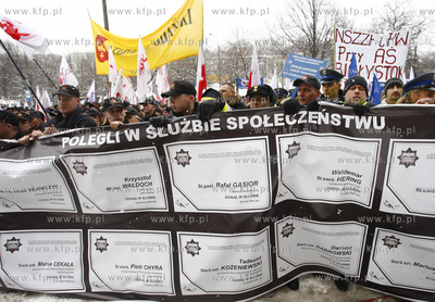 Gdansk. Pikieta przed Urzedem Wojewodzkim sluzb mundurowych...