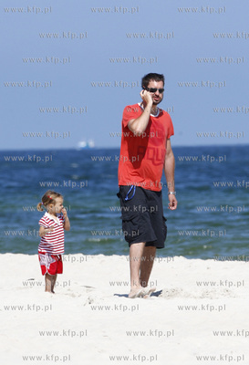 Polwysep helski. Marcin Prokop nad morzem z coreczka.
23.07.2008
fot....