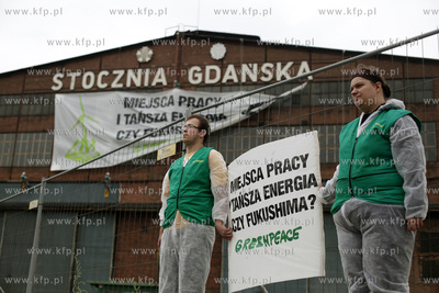 Stocznia Gdanska. Aktywisci Greenpeace rozwiesili na...