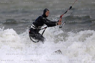 Gdansk Brzezno. Silny wiatr, duza fala to wymarzone...