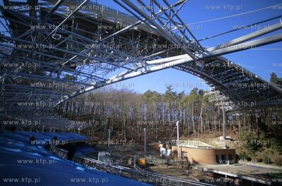 Sopot. Przygotowania do montazu powloki dachu na terenie...