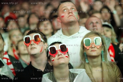 Gdansk. Mistrzostwa europy w pilce noznej. Kibice ogladaja...
