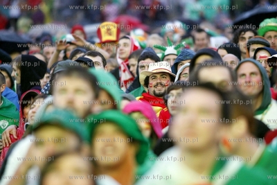 Gdansk. Mistrzostwa europy w pilce noznej. Kibice ogladaja...