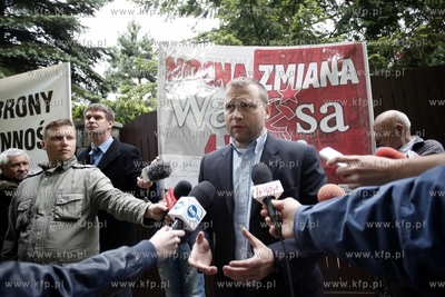 Gdansk. Ul. Polanki. Pikieta czlonkow Klubu Gazety...