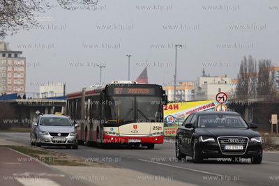 Autobus Solaris Urbino 18 linii 127 na przystanku przy...
