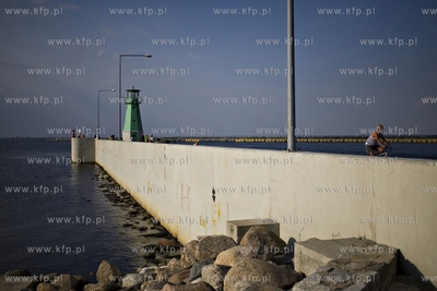 Gdansk. Letni spacer na falochron Zachodni w Nowym...