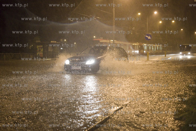 Obfite opady deszczu w Gdańsku. Nz. zalana ul. Jana...