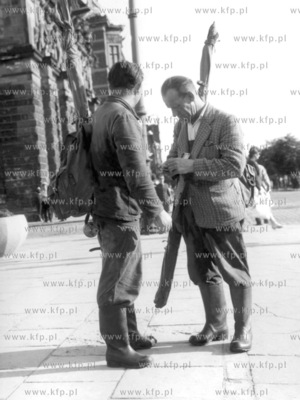 Wedkarze przy Bramie Wyzynnej w Gdansku. 1966 Fot....