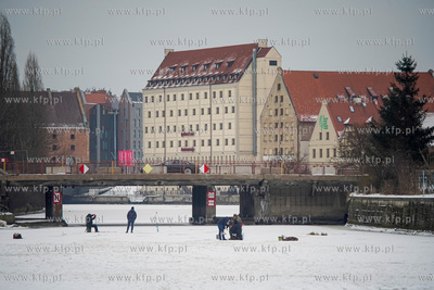 Wędkarstwo podlodowe w Gdańsku na skutej lodem Motławie...