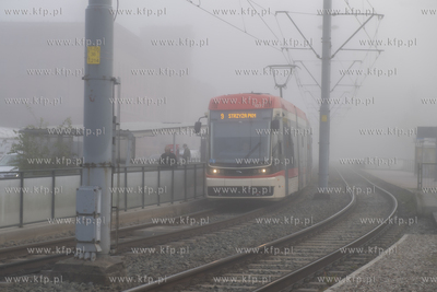 Jesienna mgła o poranku w Gdańsku. Tramwaj na przystanku...