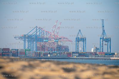 Statek Zhen Hua 36 z czterema potężnymi suwnicami...