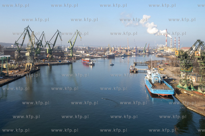 Stocznia Gdańska. Podczas operacji przesuwania patrolowca...