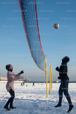 Zimowa Gdynia. Siatkówka plażowa nie tylko latem....