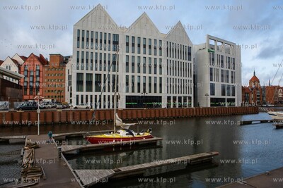 Gdańsk, Marina Jachtowa. Nz. Wyspa Spichrzów, Hotel...