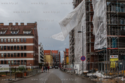 Gdańsk ul. Chmielna. Silny wiatr porwał siatkę zabezpieczającą...