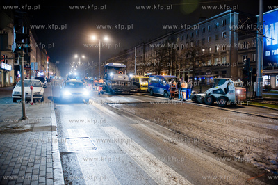 Gdansk. Nocna naprawa nawierzchn na skrzyzowaniu Al....