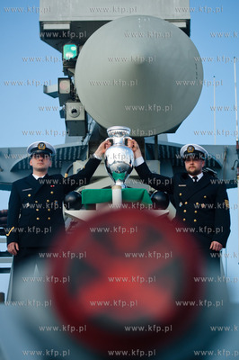 Marynarze okretu rakietowego ORP Orkan transportuja...