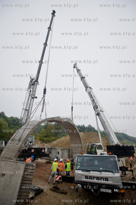 Gdansk. Ul. Ogrodowa. Montaz pierwszych elemntow wiaduktu...