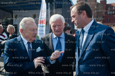 Gdansk. Targ Weglowy. Wielki Festyn Rodzinny, swietujacy...