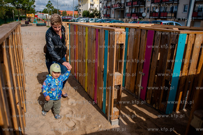 Gdansk. Ujescisko. Nowo powstaly Ekologiczny plac zabaw...