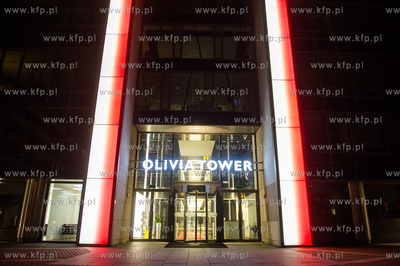 Gdansk. Budynek Olivia Tower oswietlony w bialo - czerwone...