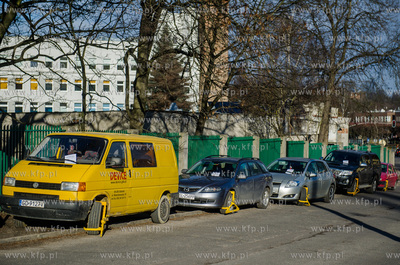 Gdansk. Nalozone przez Straz Miejska blokady na kolach...