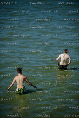 Gdańsk. Czerwona flaga na kąpielisku miejskim w Brzeźnie,...