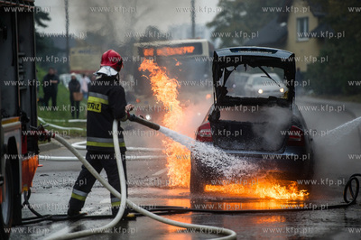 Gdańsk. Pożar auta marki Skoda na ulicy Kartuskiej....