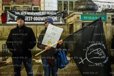 Gdańsk. Długi Targ. Pikieta - Solidarnie przeciwko...