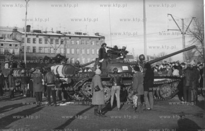 czolgi pod Stocznia Gdanska w dniu ogloszenia stanu...