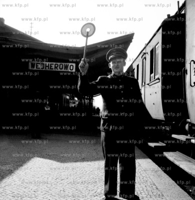 Zawiadowca na stacji kolejowej Wejherowo na Kaszubach.1965
z0001031
Fot....